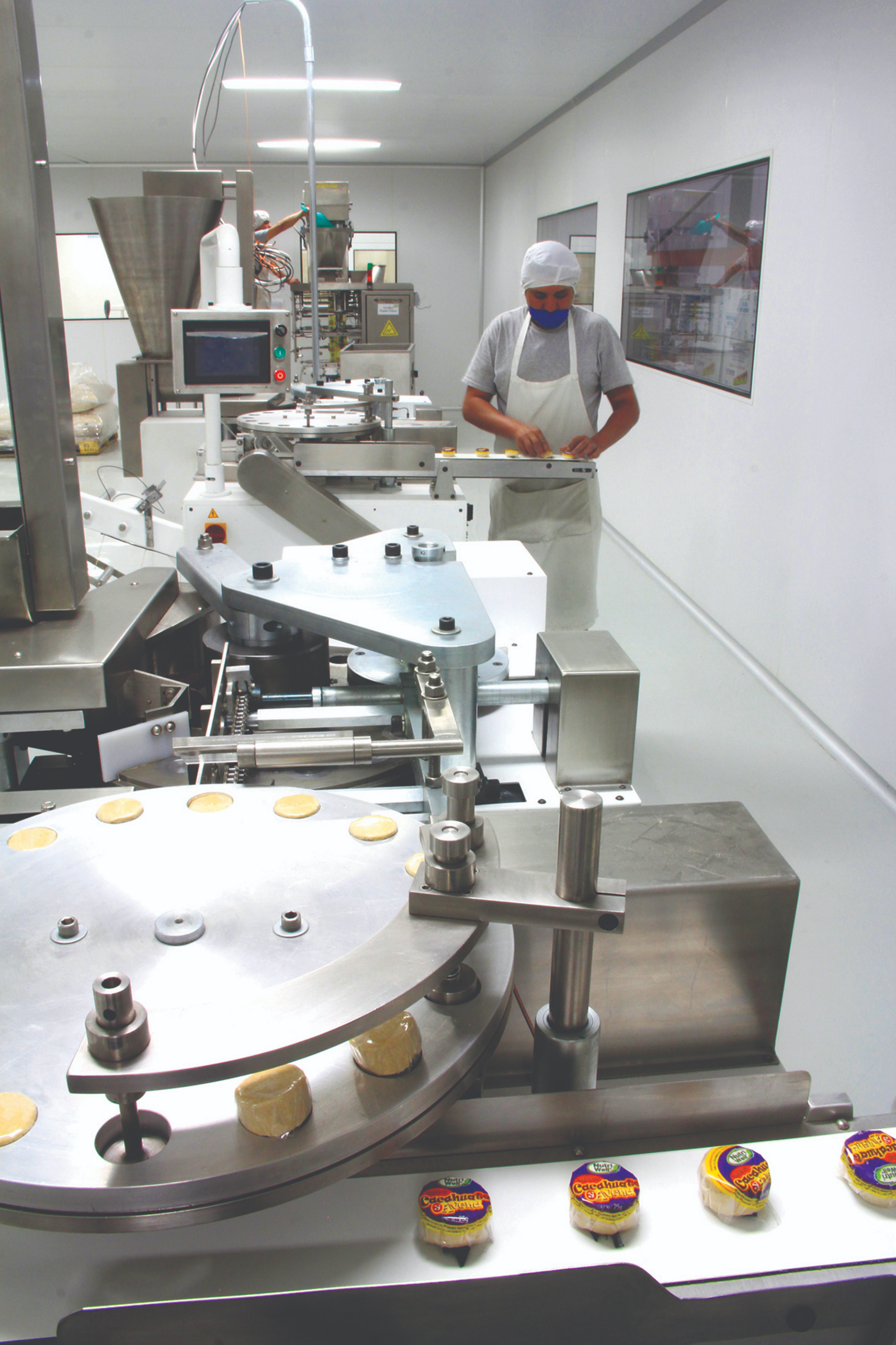 Automated production line for healthy snack co-manufacturing in a certified facility. High-capacity industrial process for making cookies, bars, and functional products under private label. Tailored for wholesale and distributor networks across LATAM.