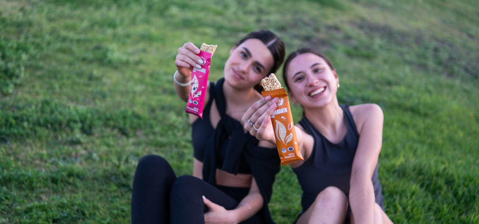 Mujeres jóvenes disfrutando barras de amaranto en un parque – estilo de vida saludable con Nutriwell

Young women enjoying private label amaranth snack bars outdoors – healthy lifestyle brand image
