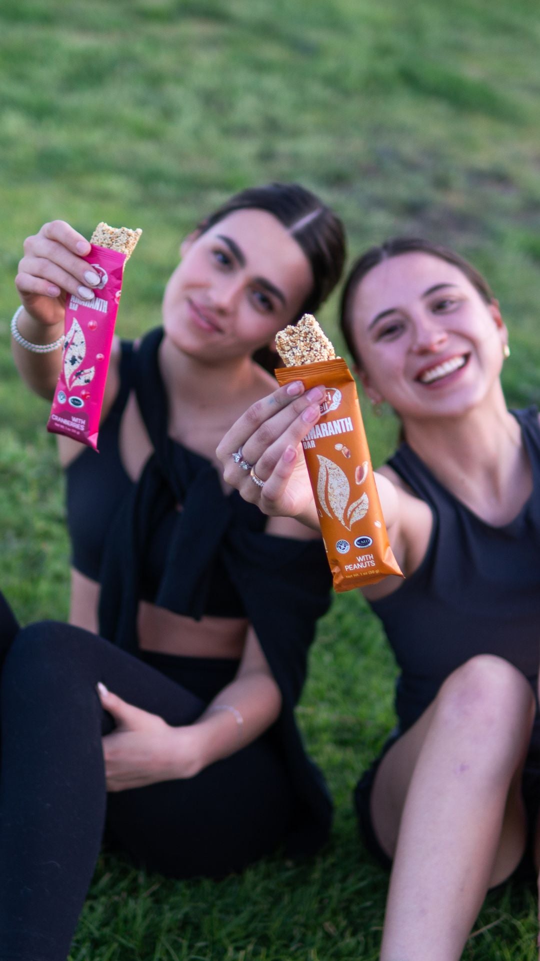Mujeres jóvenes disfrutando barras de amaranto en un parque – estilo de vida saludable con Nutriwell

Young women enjoying private label amaranth snack bars outdoors – healthy lifestyle brand image
